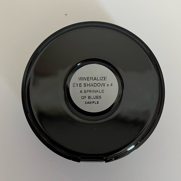 MAC Cosmetics Mineralize Eye Shadow x4 (a Sprinkle of Blue). New never used! - Picture 2 of 4